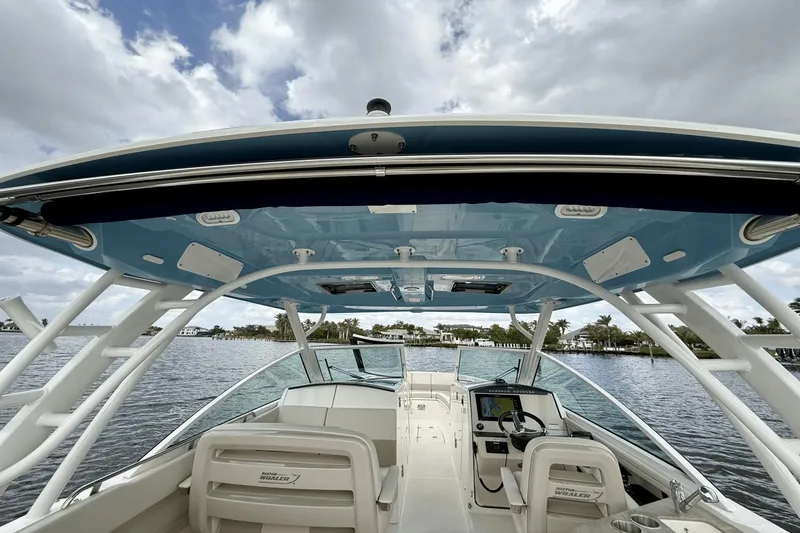 Slide: The Image of Boston Whaler 320 Vantage 2023 - 18