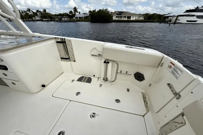 Slide: The Image of Boston Whaler 320 Vantage 2023 - 19