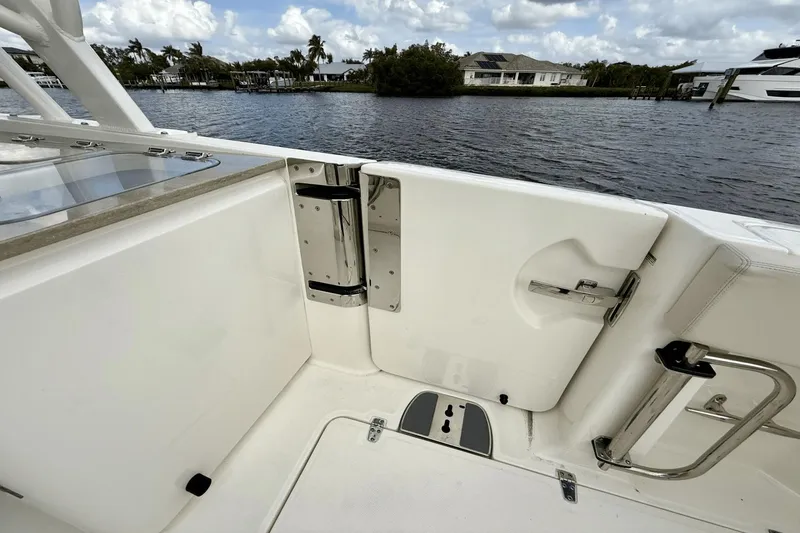 Slide: The Image of Boston Whaler 320 Vantage 2023 - 20