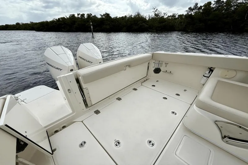 Slide: The Image of Boston Whaler 320 Vantage 2023 - 21
