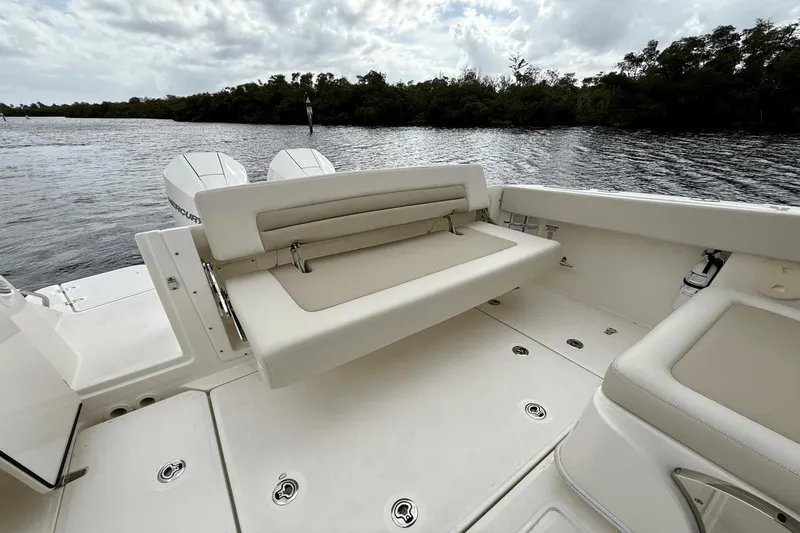 Slide: The Image of Boston Whaler 320 Vantage 2023 - 22