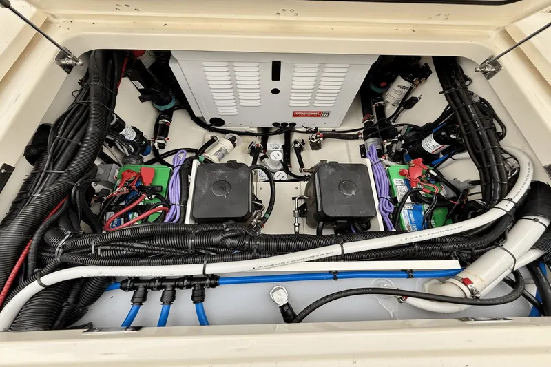 Slide: The Image of Boston Whaler 320 Vantage 2023 - 23