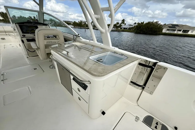 Slide: The Image of Boston Whaler 320 Vantage 2023 - 24