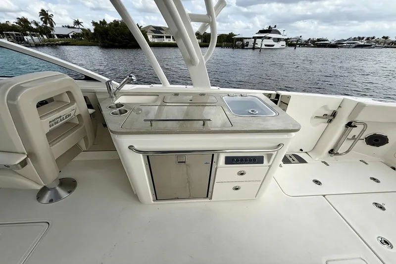 Slide: The Image of Boston Whaler 320 Vantage 2023 - 25