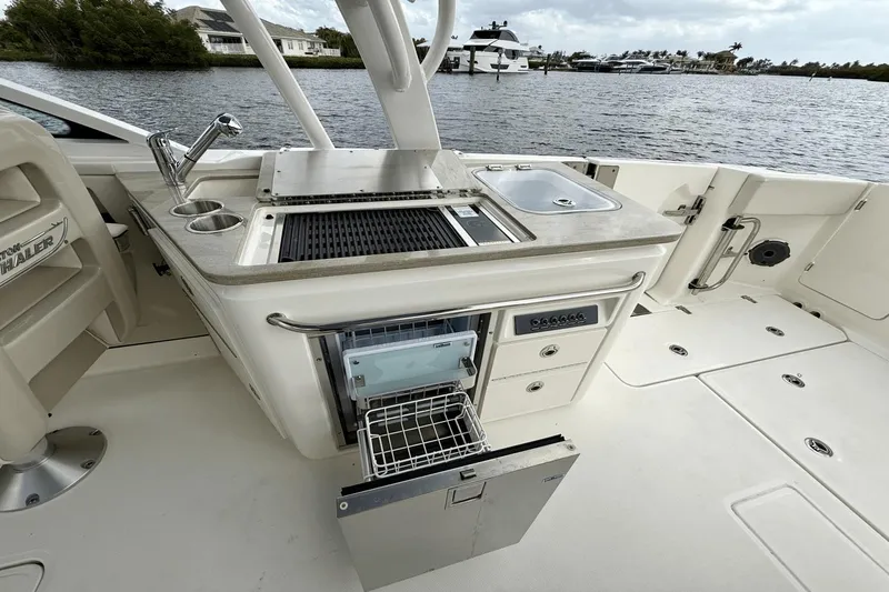Slide: The Image of Boston Whaler 320 Vantage 2023 - 26