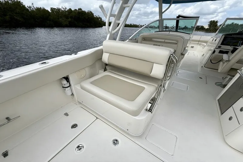 Slide: The Image of Boston Whaler 320 Vantage 2023 - 27