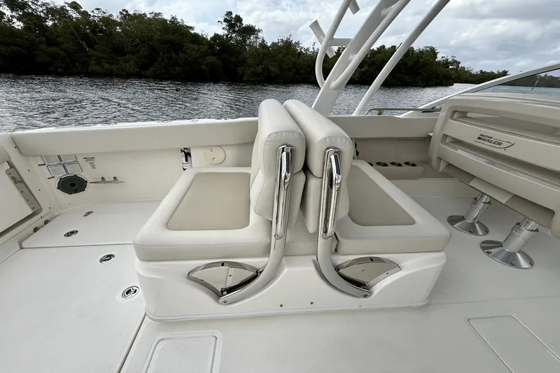 Slide: The Image of Boston Whaler 320 Vantage 2023 - 28