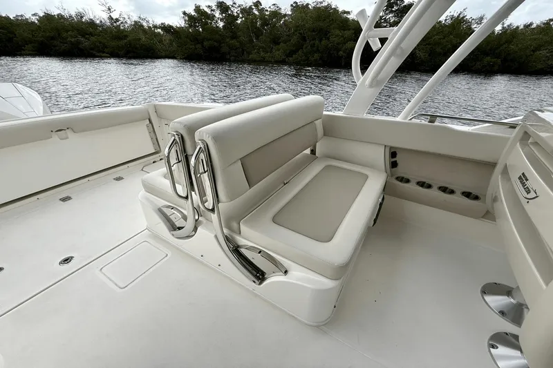 Slide: The Image of Boston Whaler 320 Vantage 2023 - 29
