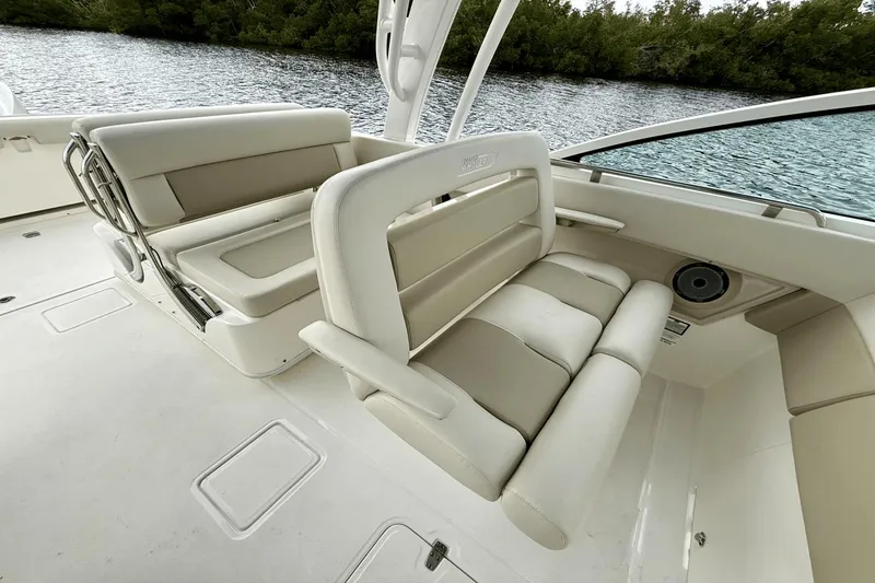 Slide: The Image of Boston Whaler 320 Vantage 2023 - 30