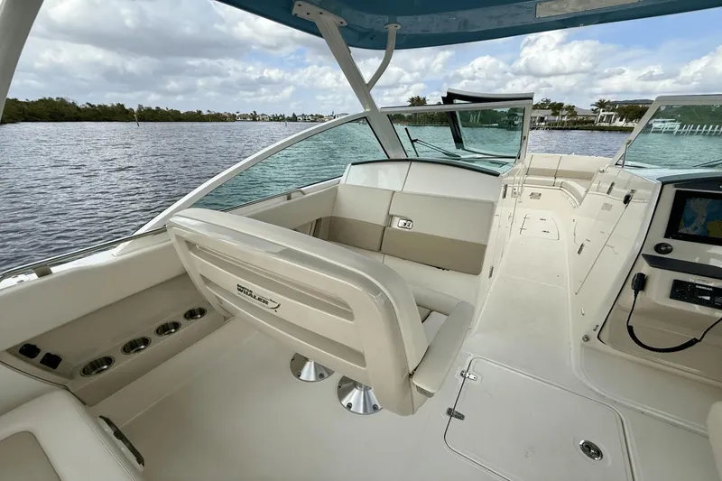 Slide: The Image of Boston Whaler 320 Vantage 2023 - 31