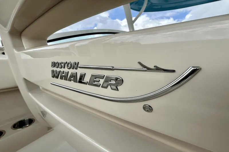 Slide: The Image of Boston Whaler 320 Vantage 2023 - 32