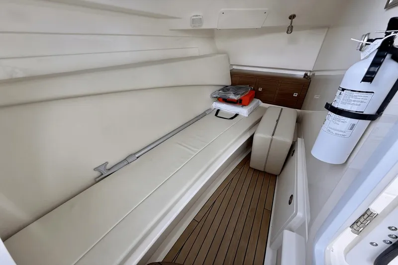 Slide: The Image of Boston Whaler 320 Vantage 2023 - 33