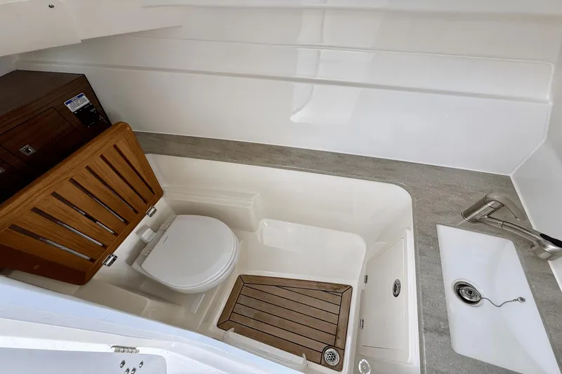 Slide: The Image of Boston Whaler 320 Vantage 2023 - 34