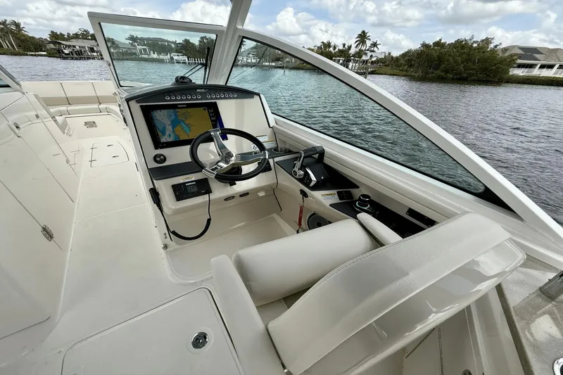 Slide: The Image of Boston Whaler 320 Vantage 2023 - 35