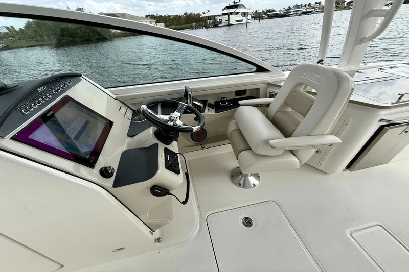 Slide: The Image of Boston Whaler 320 Vantage 2023 - 36