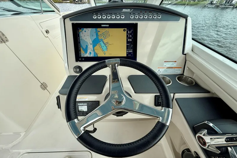Slide: The Image of Boston Whaler 320 Vantage 2023 - 37