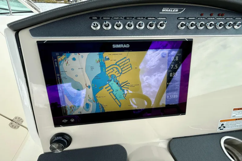 Slide: The Image of Boston Whaler 320 Vantage 2023 - 38
