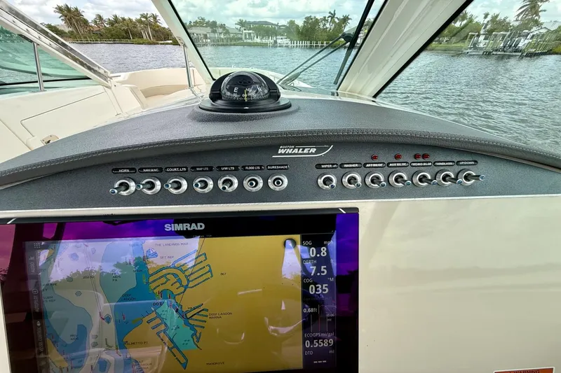 Slide: The Image of Boston Whaler 320 Vantage 2023 - 39