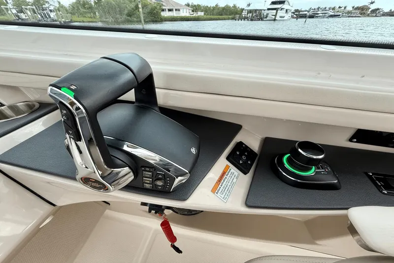 Slide: The Image of Boston Whaler 320 Vantage 2023 - 40