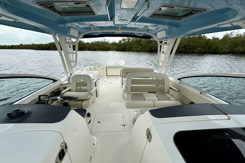 Slide: The Image of Boston Whaler 320 Vantage 2023 - 41