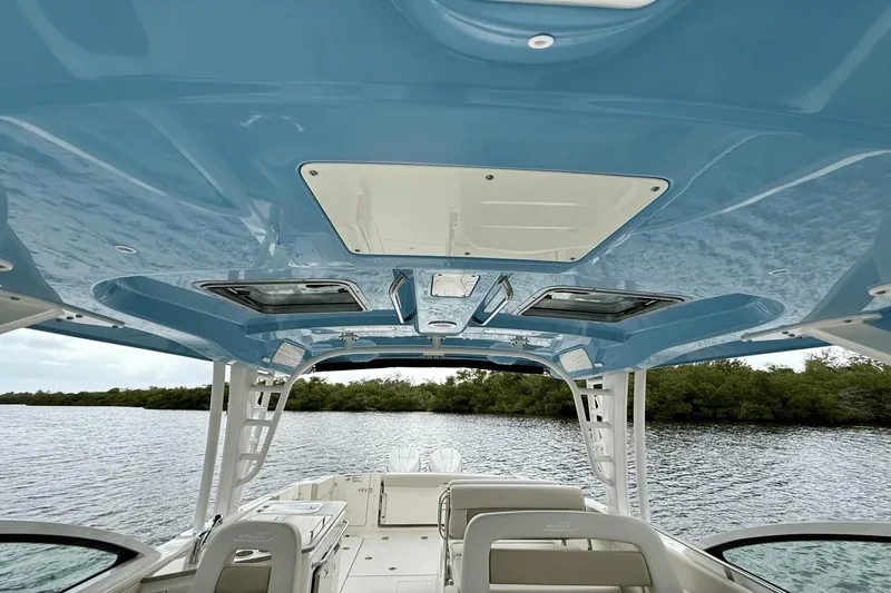 Slide: The Image of Boston Whaler 320 Vantage 2023 - 42