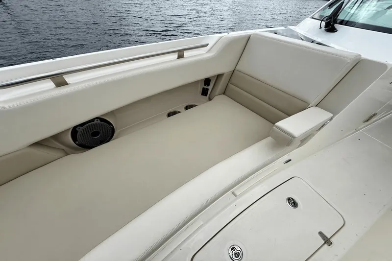 Slide: The Image of Boston Whaler 320 Vantage 2023 - 43