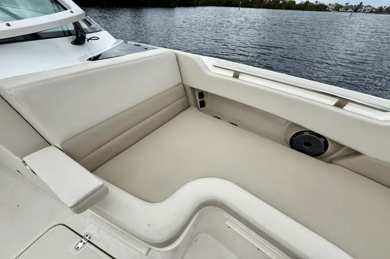 Slide: The Image of Boston Whaler 320 Vantage 2023 - 44