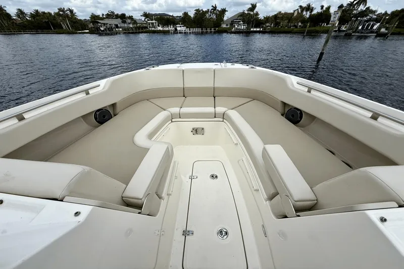 Slide: The Image of Boston Whaler 320 Vantage 2023 - 45