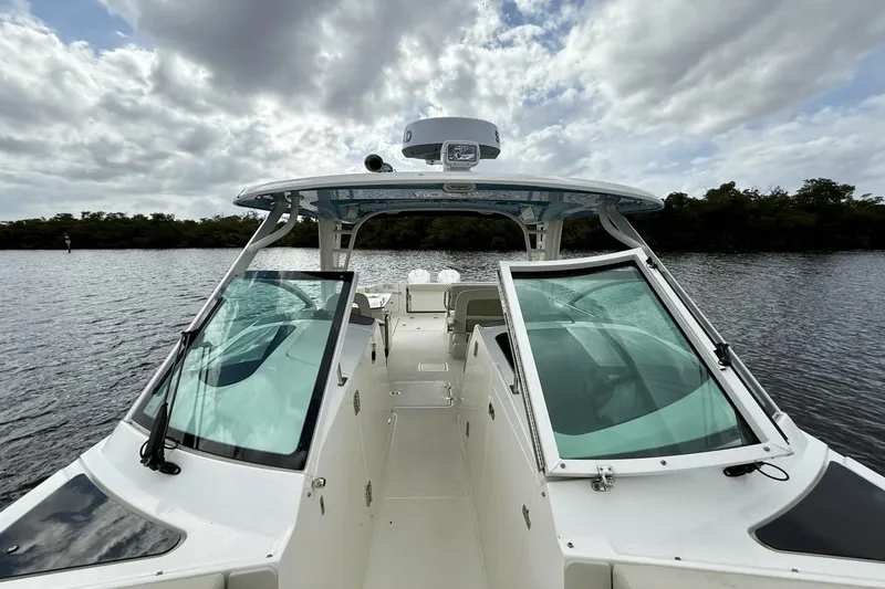 Slide: The Image of Boston Whaler 320 Vantage 2023 - 46