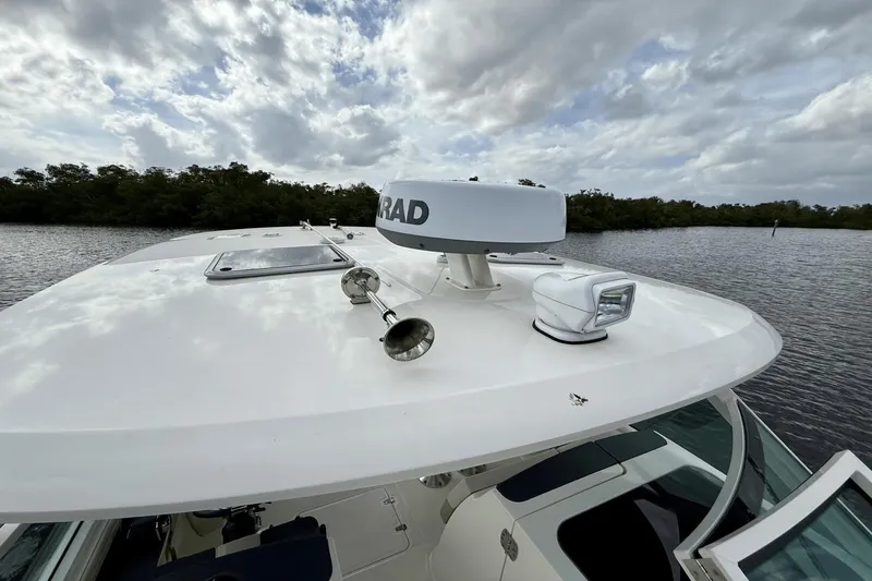 Slide: The Image of Boston Whaler 320 Vantage 2023 - 47