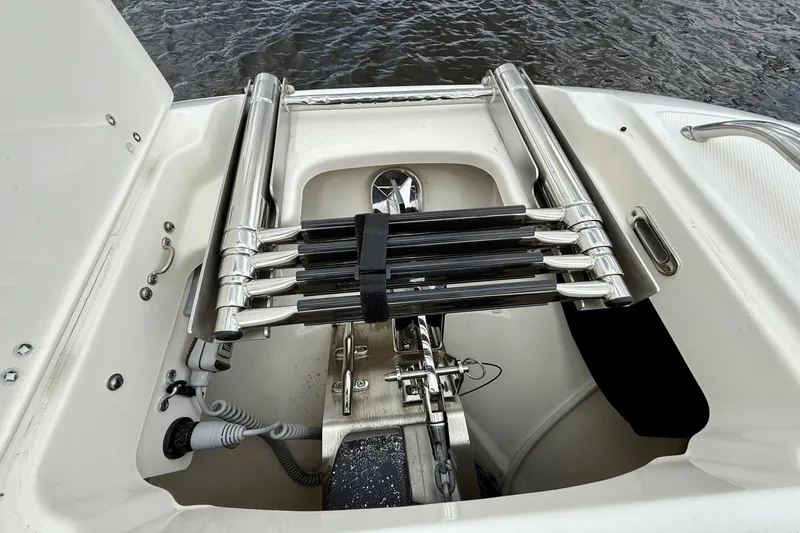 Slide: The Image of Boston Whaler 320 Vantage 2023 - 48