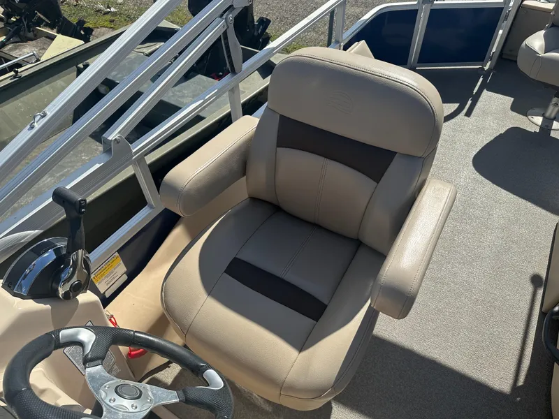 Slide: The Image of Captain's chair on 2017 Sun Tracker Fishin' Barge 22 DLX pontoon boat. - 12