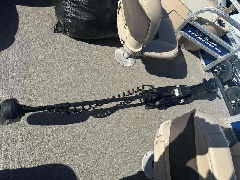 Slide: The Image of 2017 Sun Tracker Fishin' Barge 22 DLX interior with seating and trolling motor. - 14