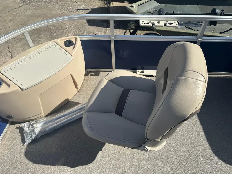 Slide: The Image of 2017 Sun Tracker Fishin' Barge 22 DLX boat seat and console detail. - 16