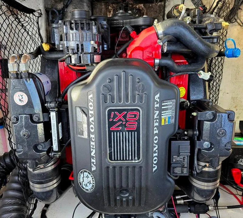 Slide: The Image of Volvo Penta 8.1 GXI engine in a 2006 Larson LXI 268 BR boat. - 15