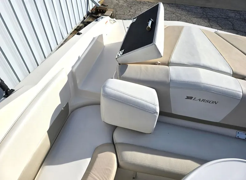 Slide: The Image of 2006 Larson LXI 268 BR boat interior with beige and white seating. - 9