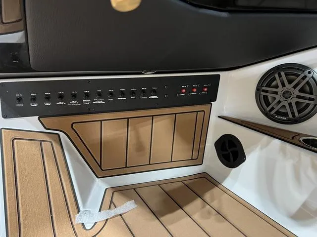 Slide: The Image of Correct Craft Super Air Nautique GS20 2025 - 28