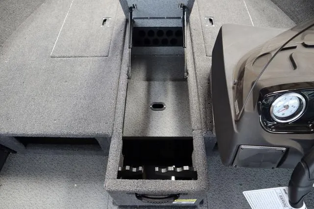 Slide: The Image of Crestliner 1650 HAWK SC JS 2025 - 8