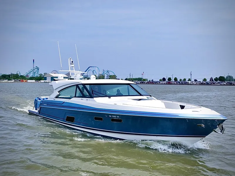The Image of 2023 Formula 500 Super Sport Crossover cruising on a lake with amusement park in background. - 0
