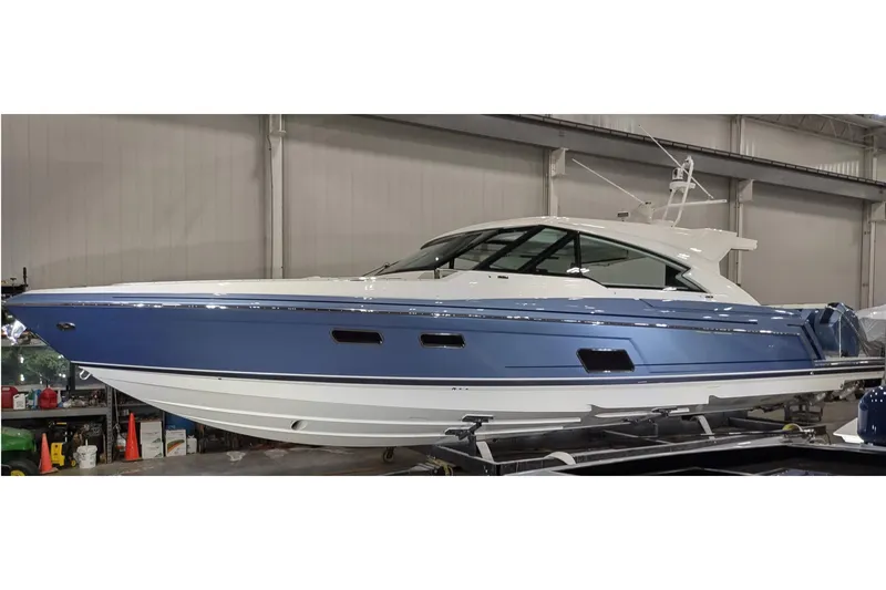 Slide: The Image of 2023 Formula 500 Super Sport Crossover boat in a showroom, side view. - 34
