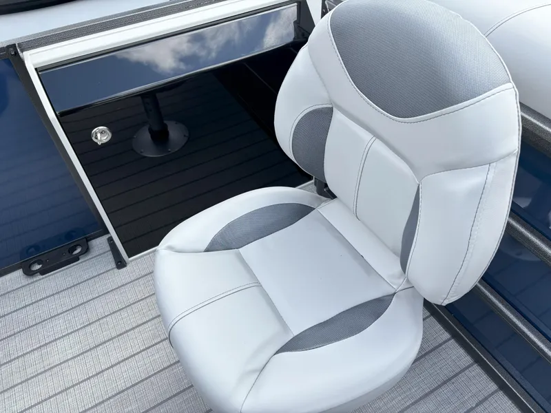 Slide: The Image of Bentley Pontoons Fish 200 4 PT 2025 - 10