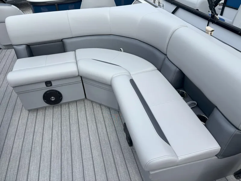 Slide: The Image of Bentley Pontoons Fish 200 4 PT 2025 - 15