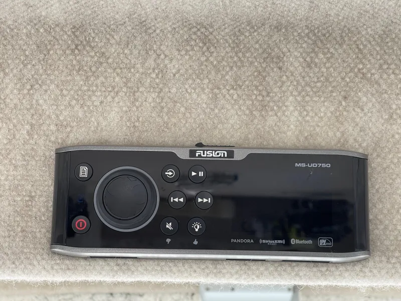 Slide: The Image of Fusion MS-UD750 marine stereo system on Farallon 3200 Explorer, 2016 model. - 18