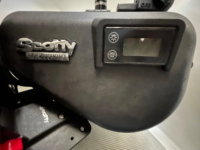 Slide: The Image of Scotty high-performance equipment on 2016 Farallon 3200 Explorer boat. - 26
