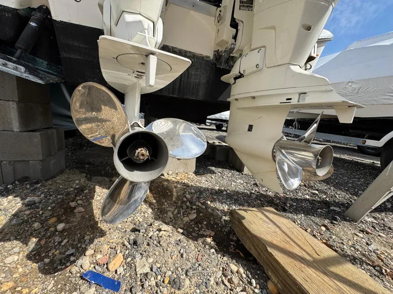 Slide: The Image of Propellers of a 2016 Wellcraft 252 Fisherman boat on dry land. - 27