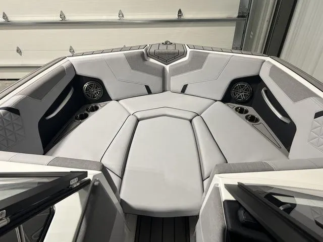 Slide: The Image of Nautique Super Air Nautique GS22 2025 - 30
