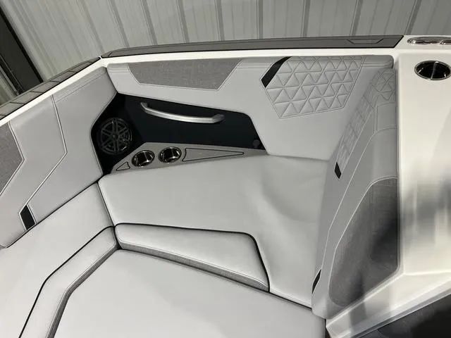 Slide: The Image of Nautique Super Air Nautique GS22 2025 - 32