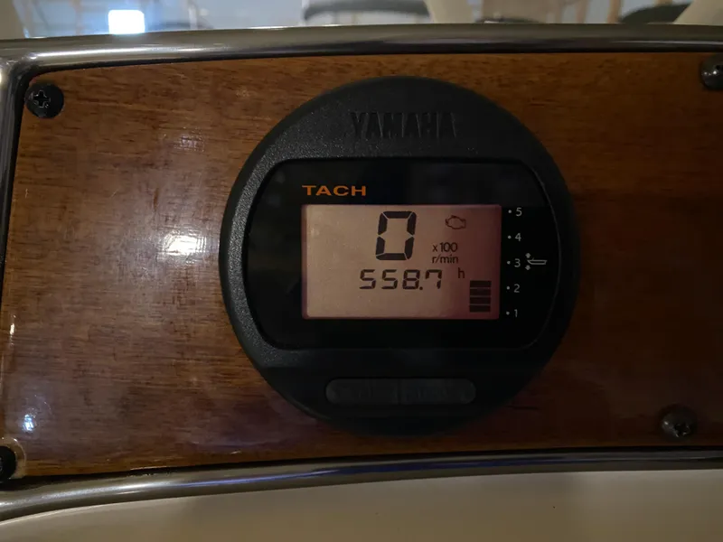 Slide: The Image of Yamaha tachometer on 2011 Scout 222 Sportfish, displaying 558.7 hours. - 29