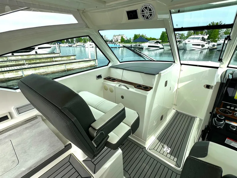 Slide: The Image of Tiara 34 LX 2021 - 10