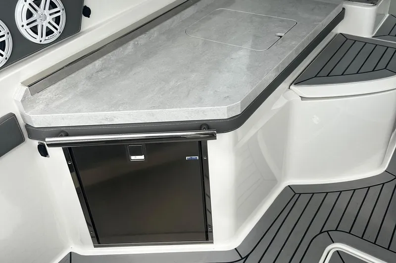 Slide: The Image of Tiara 34 LX 2021 - 14